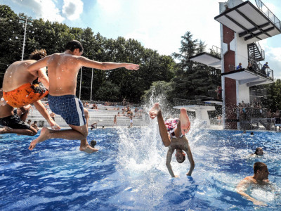 U POJEDINIM bazenima u Srbiji vrebaju OPASNE bakterije: Mogu da budu VRLO jezive po zdravlje, a biće vam MUKA kad vidite kako su tamo DOSPELE