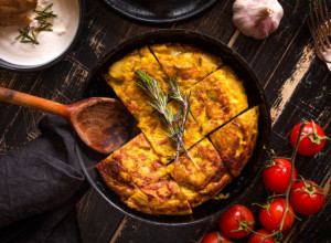Spremite SOČAN omlet sa KAJMAKOM i krompirom: Odličan je za početak dana