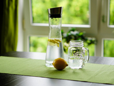 Čaša tople vode sa limunom ujutro: Nije baš toliko zdravo koliko se misli, evo i zašto