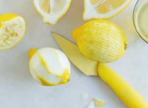 Uz pomoć OVOG TRIKA iscedite limun do POSLEDNJE kapi: Nisu vam potrebni ni nož ni cediljka, a nema ni NEREDA