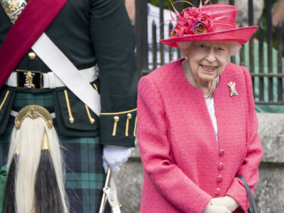 Nikada neće POGODITI šta to kraljica Elizabeta nosi u svojim vrtoglavo skupim torbicama