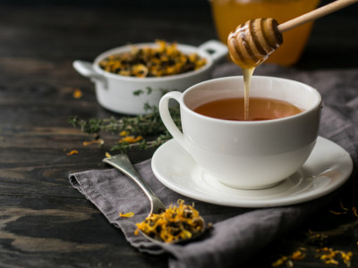 Ako vas muči hrkanje, kažu da je ovo najbolji lek: Prema narodnoj medicini čaj od ove tri biljke rešiće ovaj neprijatan problem