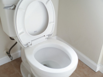 Baci upaljenu šibicu u WC šolju: To će vam pomoći u borbi protiv jednog problema