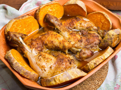 ZAPEČENA piletina i krompir iz rerne: TOPI SE U USTIMA,  najsočniji i NAJUKUSNIJI ručak na svetu