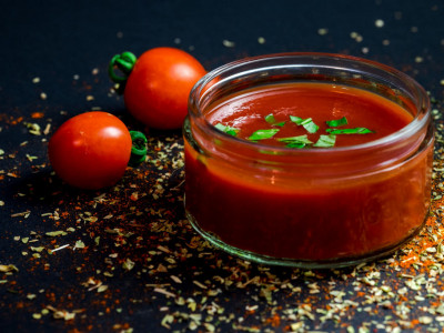 Recept za DOMAĆI kečap pravo iz mamine KUHINJE: Ne sadrži aditive, a nije ga TEŠKO napraviti