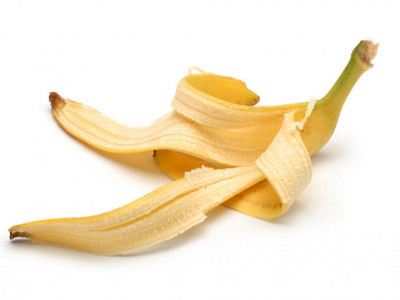 Pojedite bananu i NE BACAJTE koru: Iskoristite je za lice, podmladićete kožu