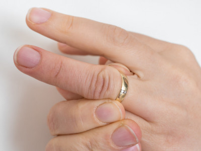 Kako da skinete PRSTEN sa otečenog prsta? Malo ko zna ovaj trik, biće vam potrebna samo jedna stvar, a to nije sapun!