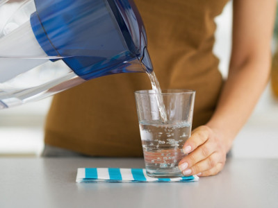 Ono što su nam govorile bake ima smisla: Ako pijete vodu na ovaj način uništavate imunitet i varenje