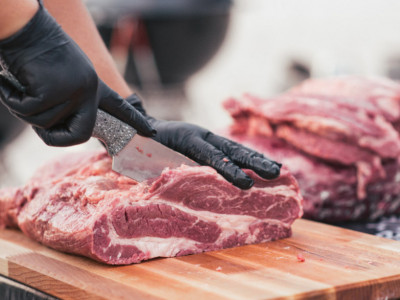 Nikada ne kupujte meso na RASPRODAJI: Nutricionistkinja upozorava na šta da OBRATITE  PAŽNJU u mesarama