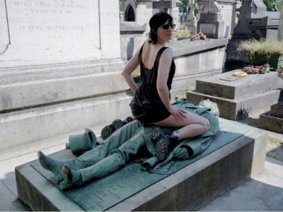 "Nevaljala skulptura" je NAJPERVERZNIJI grob na svetu: Žene ga bukvalno "zaskaču", trljaju se o njega, a razlog je više nego BIZARAN