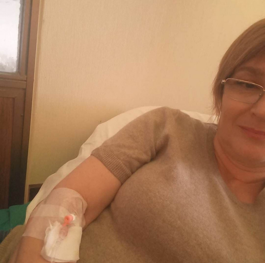 Dobila je RAK, a suprug joj je OKRENUO LEĐA: Beba Golubović primetila je MLADEŽ koji je promenio boju, a sada se bori sa karcinomom