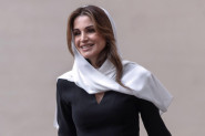 Ona je najbolje OBUČENA ŽENA na svetu: Jordanska kraljica skinula kaput i pokazala zašto je modna ikona