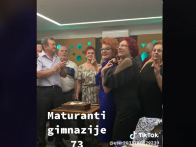 Najluđa žurka za 50 godina mature u Srbiji: "Gimnazijalci" đuskaju kao da im je 18, a zvezda večeri bio je razredni koji ima 80 godina