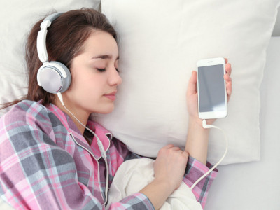 Ako spavate sa slušalicama u ušima, odmah morate da prestanete: Evo zašto je to OPASNO, a nije u pitanju gubitak sluha
