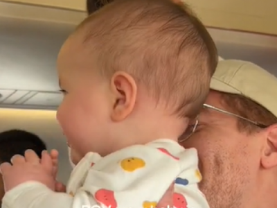 Beba u avionu