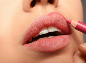 Većina žena OLOVKU za usta stavlja POGREŠNO: Jedini ISPRAVAN način je da je nanesete OVAKO