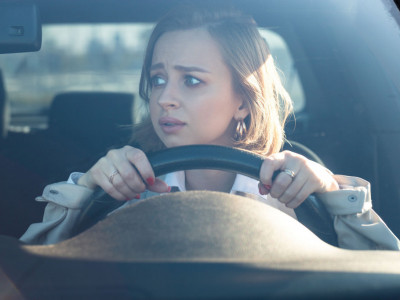 Zbog stereotipa "ŽENA VOZAČ" ZENTAJU OD VOLANA: Naš psiholog objašnjava šta stvara STRAH kod žena u saobraćaju
