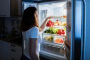 Nutricionistkinja otkrila koja hrana NE GOJI: Ako noću ne možete da se SUZDRŽITE od grickanja, evo šta možete da pojedete
