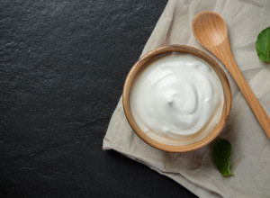 Čašu jogurta pomešajte sa ova TRI sastojka i uživajte u REZULTATIMA: Pomaže prilikom mršavljenja, čisti creva i sprečava nadimanje!
