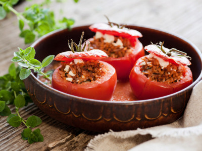 Šta danas spremate za RUČAK? Probajte OVAJ letnji specijalitet: Punjeni paradajz iz rerne