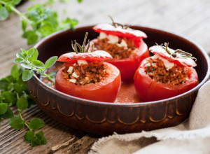 Šta danas spremate za RUČAK? Probajte OVAJ letnji specijalitet: Punjeni paradajz iz rerne