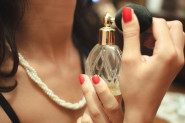 Ovi ZNAKOVI jasno pokazuju da je parfem LAŽNJAK: Evo kako da prepoznate koji je ORIGINAL i tako uštedite novac