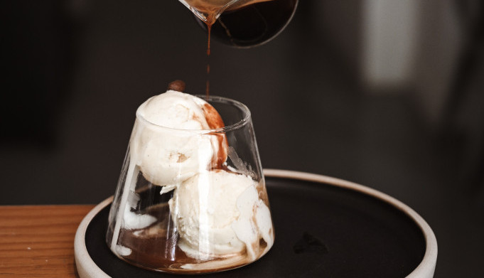 Slatki napitak koji će vas razbuditi i rashladiti: Domaći recept za AFOGATO - Italijansku kafu sa sladoledom