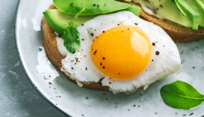 Ispržite SAVRŠENO jaje na oko: Žumance se NEĆE razliti, biće kao iz restorana