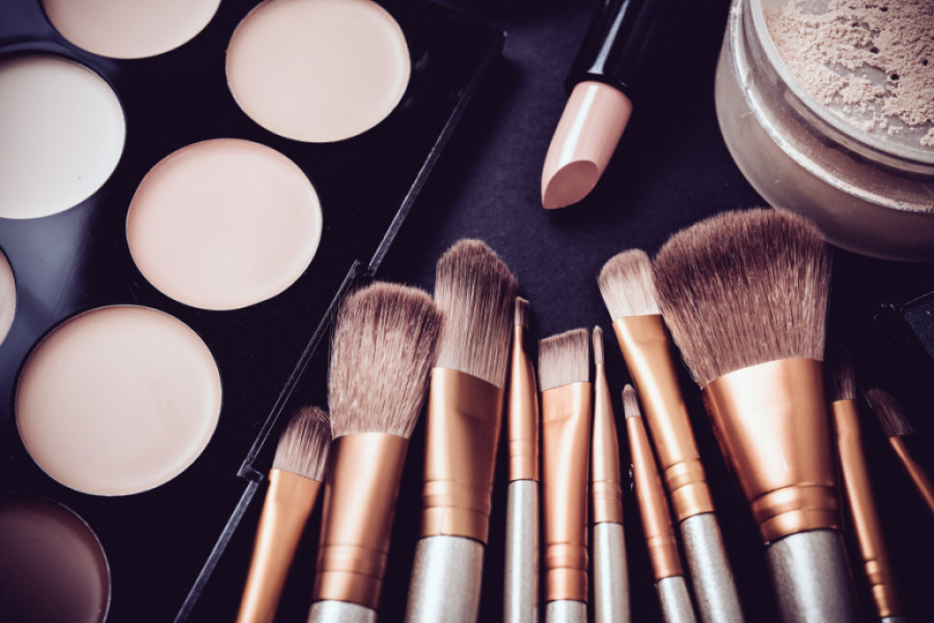 Šta je neophodno, a bez čega se može: Predstavljamo 10 proizvoda koje prosto morate imati u svom neseseru sa šminkom!