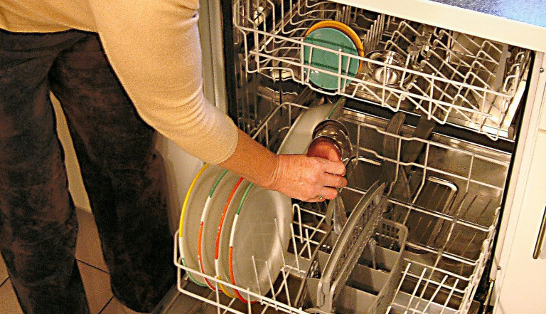 Tri GREŠKE koje svi pravimo: Mašina za pranje SUDOVA treba na ovaj način da se KORISTI