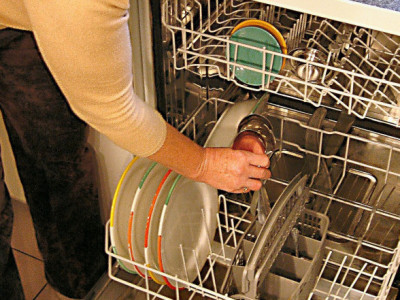 Stručnjaci se hvataju za GLAVU: Zbog ove LOŠE navike, mašina za sudove neće odraditi svoj "POSAO" kako treba