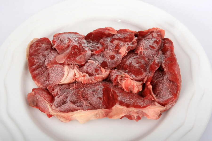 Nikada ne ODMRZAVAJTE meso na ovaj način, možete OZBILJNO ugroziti vaše zdravlje!