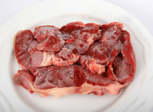 STRUČNJACI UPOZORAVAJU: Način na koji ODMRZAVATE meso može da bude veoma ŠTETAN!