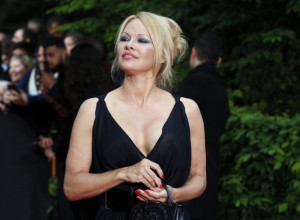 Pamela Anderson snimila DOKUMENTARAC: Izgleda potpuno DRUGAČIJE, nikada je ne biste prepoznali, od nje je samo GLAS ostao (VIDEO)
