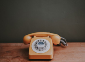 Mi smo odrasli uz ovakav "stari" FIKSNI telefon, dok današnjoj deci nije baš jasno šta ovaj POKRET znači