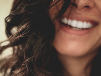 Izbelite zube za DESET minuta: Do blistavo BELOG osmeha uz pomoć ČAROBNOG praha koji imate u kuhinji