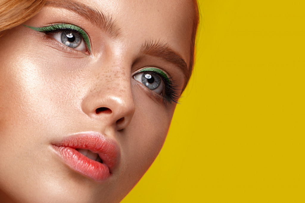Najnoviji trendovi u šminkanju: Ove jeseni nosiće se metalik senke na očima, izraženi ajlajner i mnogo rumenila!
