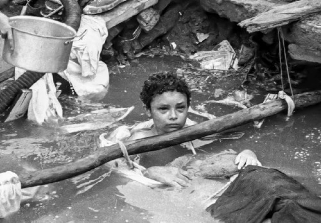 Ova devojčica je bila u blatu kada je fotograf zabeležio njene POSLEDNJE trenutke: Hrabro i dostojanstveno se suočila sa SMRĆU