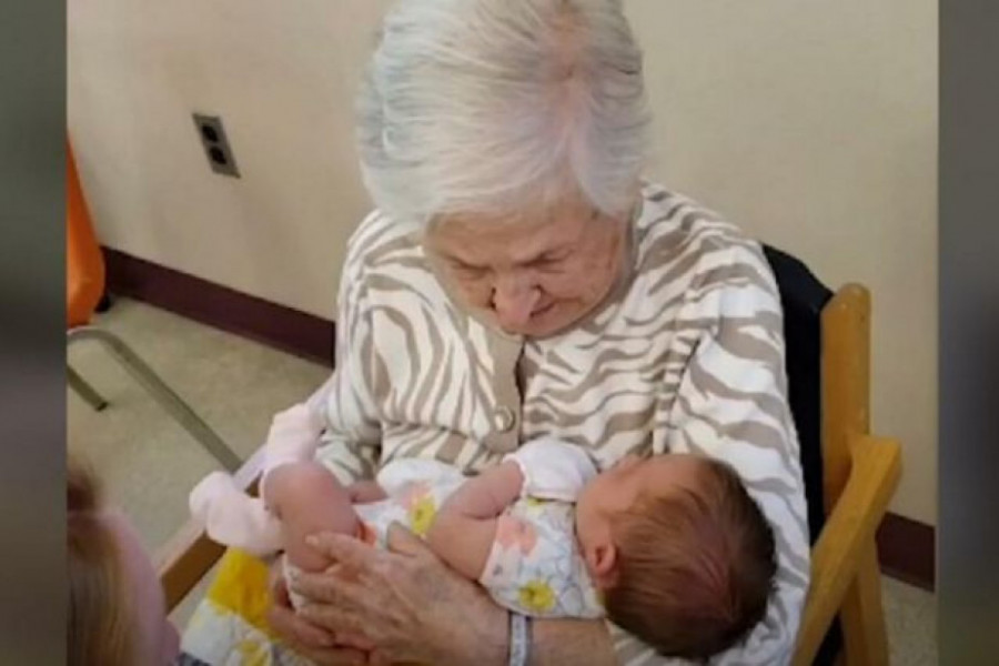 Baka koja ima 108 godina je po prvi put uzela svoje PRAUNUČE, a jedno saznanje je rasplakalo SVET!