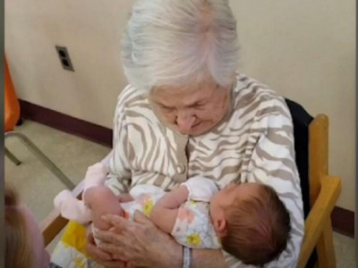 Baka koja ima 108 godina je po prvi put uzela svoje PRAUNUČE, a jedno saznanje je rasplakalo SVET!