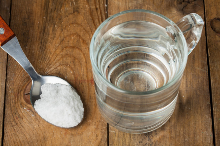 Stari dobri TRIK: Evo zašto bi trebalo ujutru da popijete čašu SLANE vode!