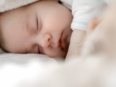 Bebu stavlja u krevetac posle PONOĆI, da bi mogla da spava do JEDAN posle podne: Mlada mama nije ni svesna koliko ŠTETE nanosi detetu!