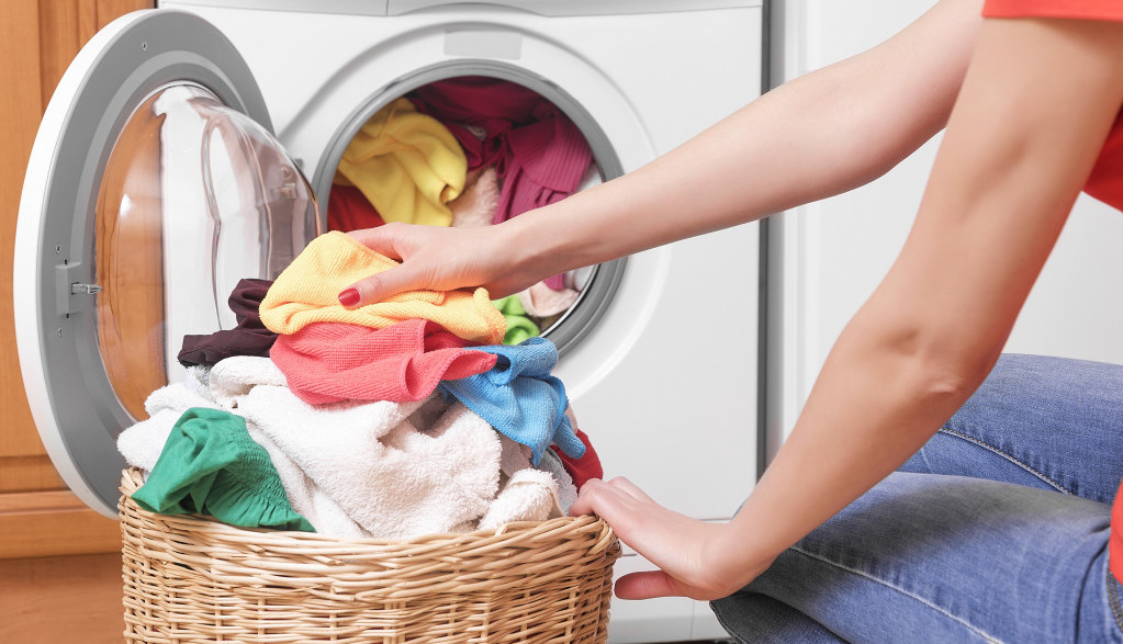 Mašina vam ostavlja TRAGOVE na odeći nakon pranja? Ovako možete da rešite problem