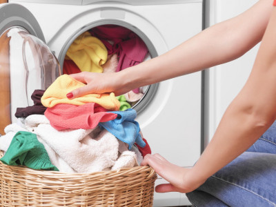 Mašina vam ostavlja TRAGOVE na odeći nakon pranja? Ovako možete da rešite problem