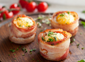 Skratite vreme pored ŠPORETA i napravite savršene MAFINE sa jajima i slaninom