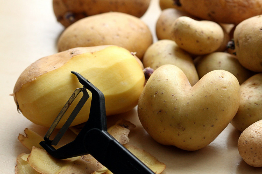 NIKAKO NE BACAJTE! Kora od krompira pravi čuda u kuhinji  - ona je prirodno super sredstvo!