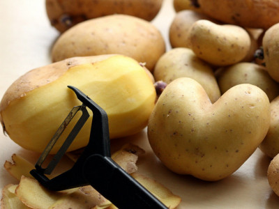 Kako da sačuvate krompir koji ste već OGULILI? Postoji nekoliko TRIKOVA, uz pomoć kojih neće propasti, ako preterate sa KOLIČINOM!