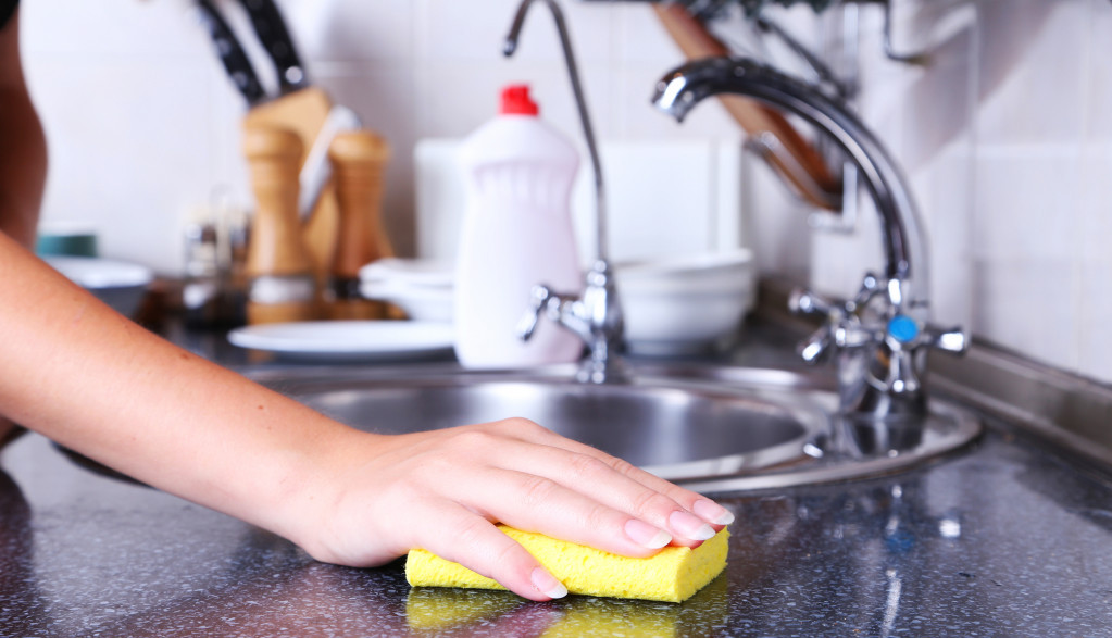 Za ovaj trik skoro ni jedna žene ne zna: Evo kako da NAJBRŽE očistite sudopera, pa da se sija kao NOVA!