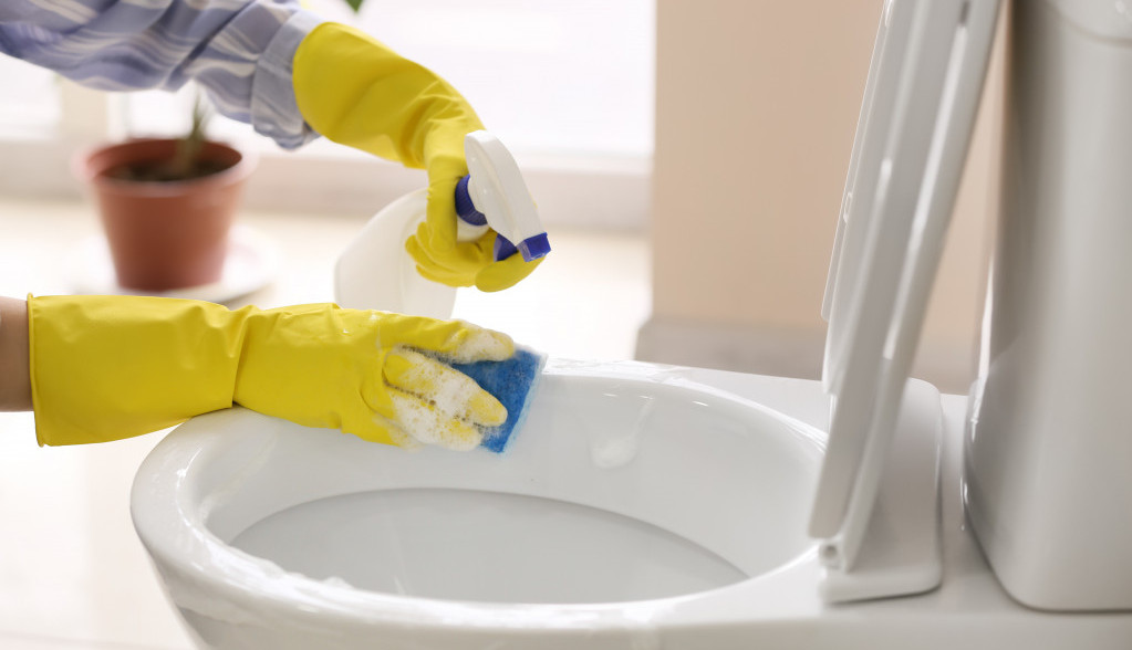 Savet iskusnih domaćica ZLATA vredan: Evo kako su nekada čistile WC šolju, sipajte OVO i pustite vodu
