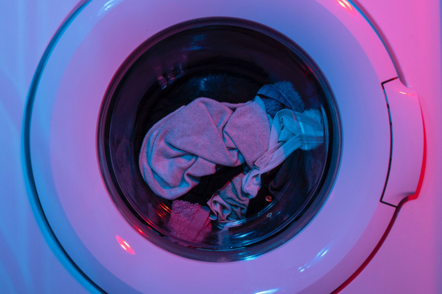 Ovaj trik svaka DOMAĆICA mora da ZNA: Stavite vlažnu maramicu u mašinu za pranje veša, efekat će vas oduševiti